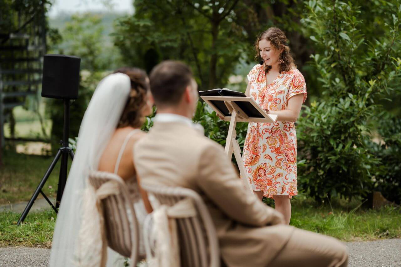 Jil Christin Buß als Traurednerin bei einer Hochzeit - Trauredner Ausbildung der Traurednerakademie