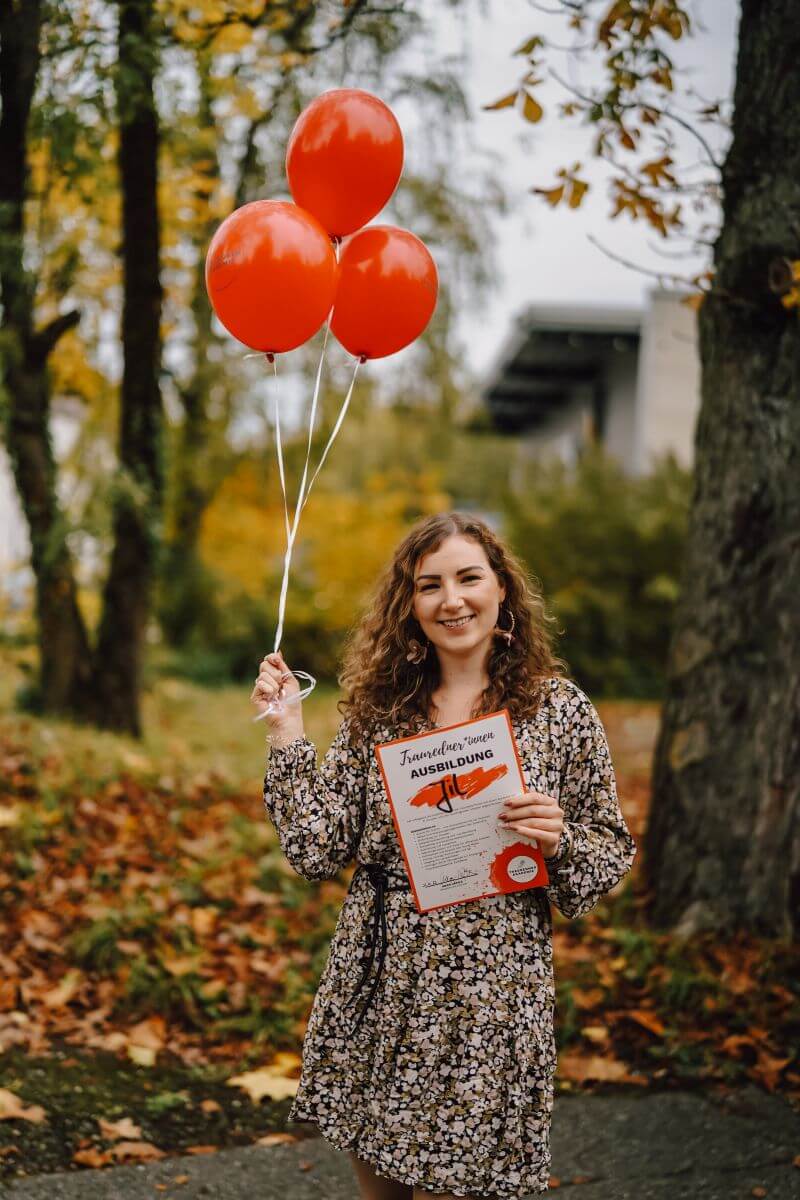 Trauredner Ausbildung Traurednerakademie Jil Christin Buß Luftballons Abschlusszeugnis